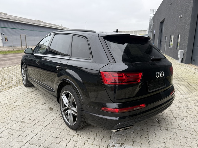 Audi SQ7 side